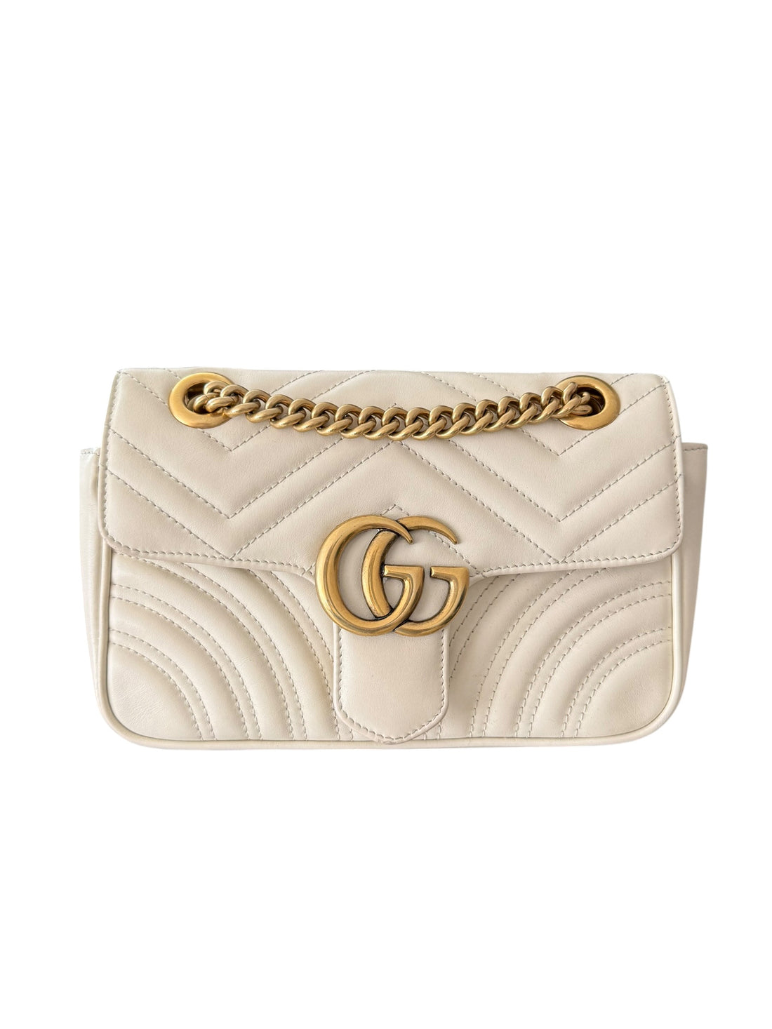 Gucci Marmont Schultertasche Small in der Farbe Creme mit goldfarbener Hardware.