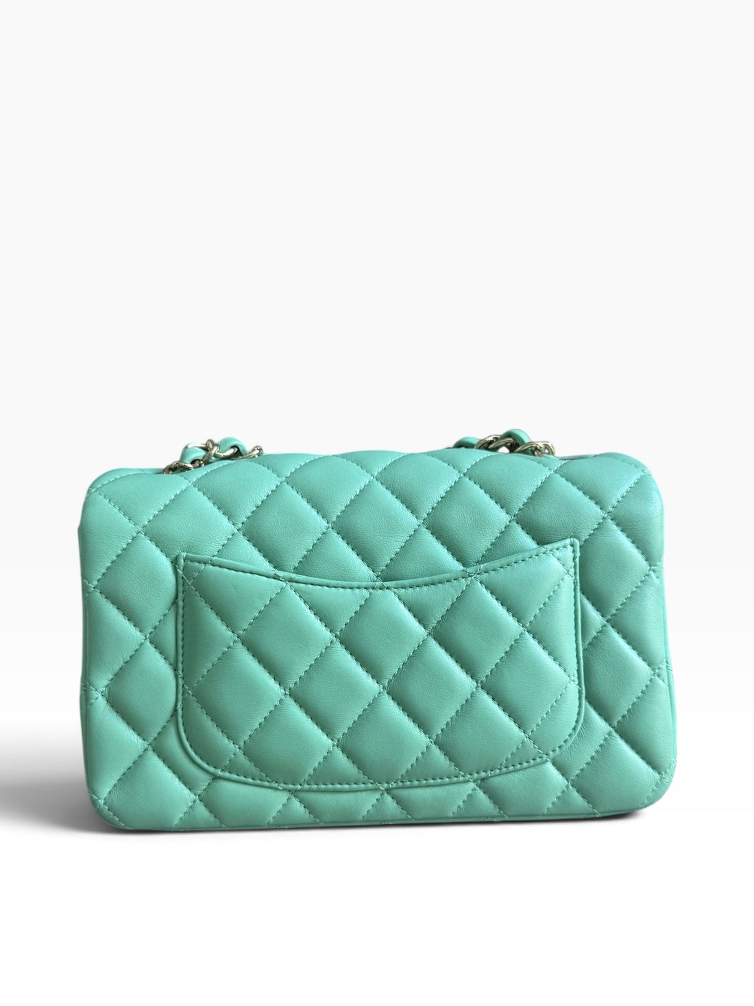 Chanel Mini Classic Flap aus Lamm-Leder mit light-goldfarbener Hardware in der Farbe Mintgrün / Pastellgrün