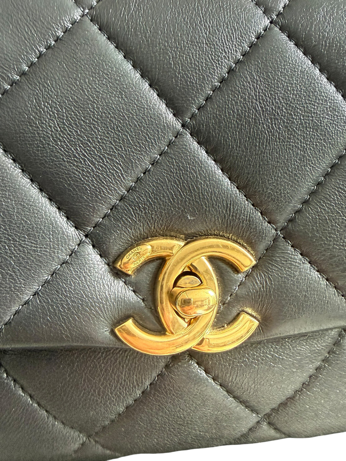 Chanel Timeless Classic Handle aus weichem Lammleder in der Farbe dunkelgrau und goldfarbener Hardware.