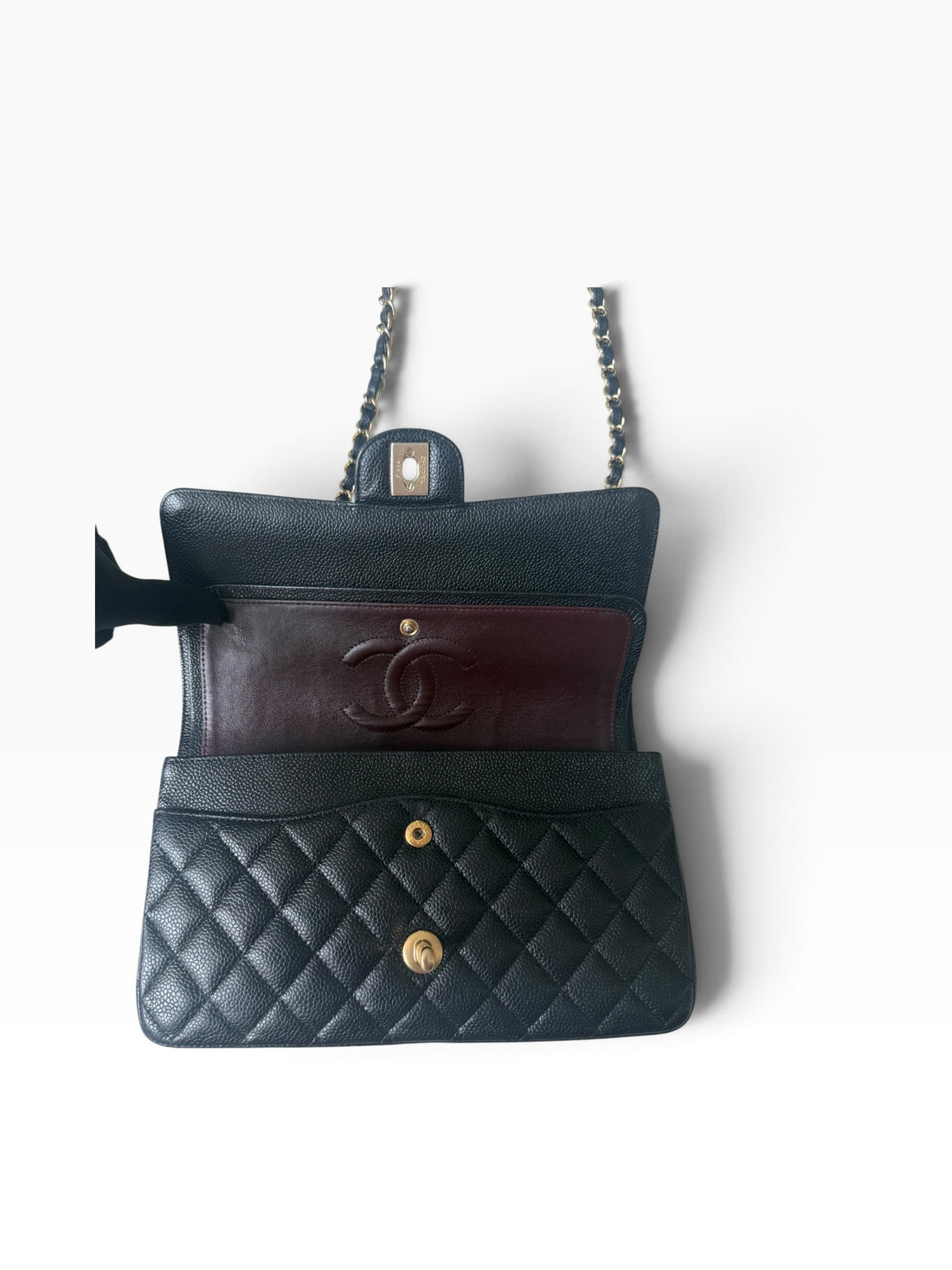 Borsa Chanel Classic Timeless Double Flap media in pelle caviar nera con hardware color oro.