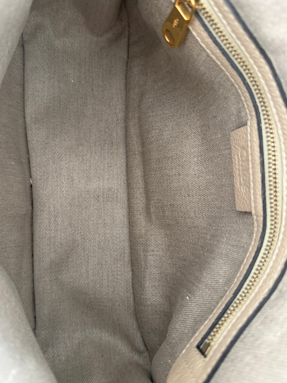 Chloé Marcie Bag in einem santen Taupe / Beigeton aus genarbtem Kalbsleder mit charakteristischen handgewickelten Henkeln und goldfarbenen Metallbeschlägen