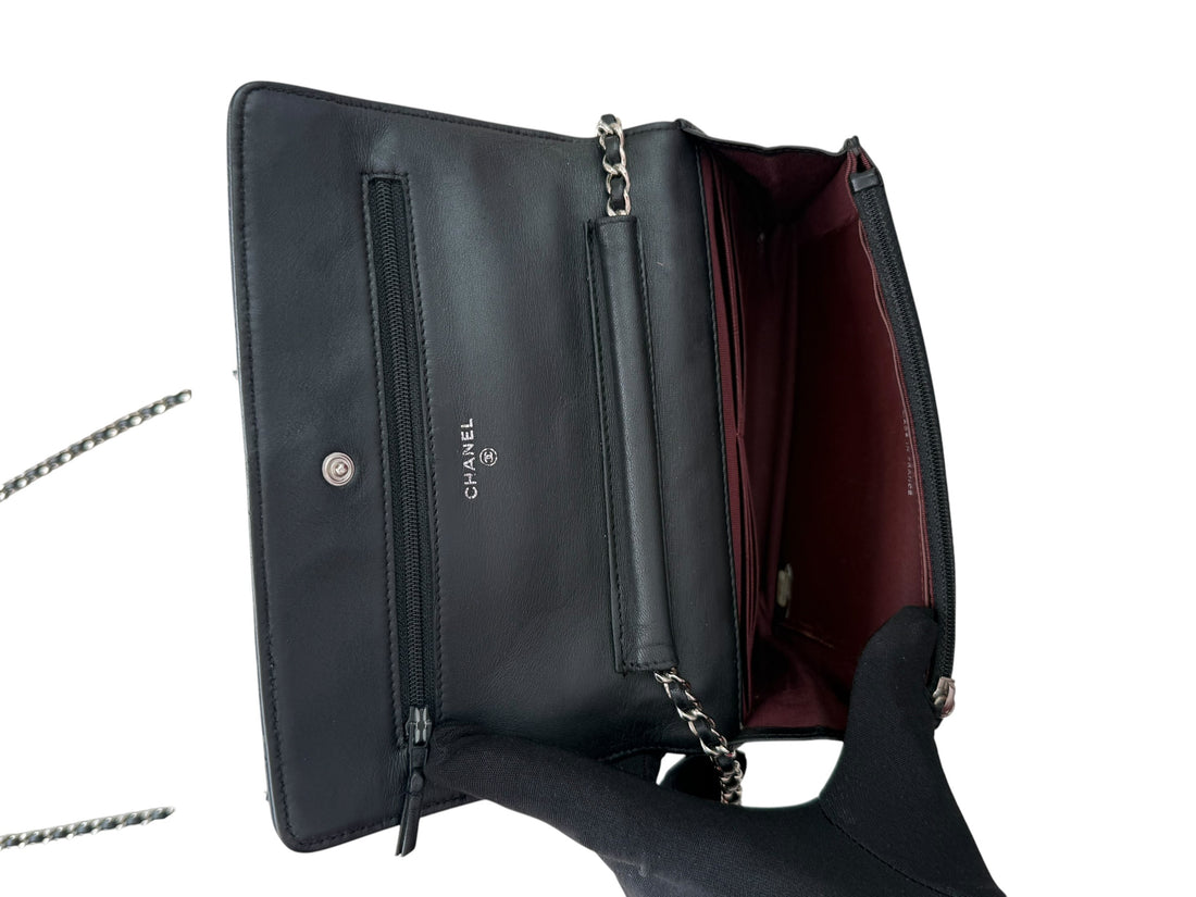 CHANEL WOC Wallet on Chain aus schwarzem Lammleder und silberfarbener Hardware.