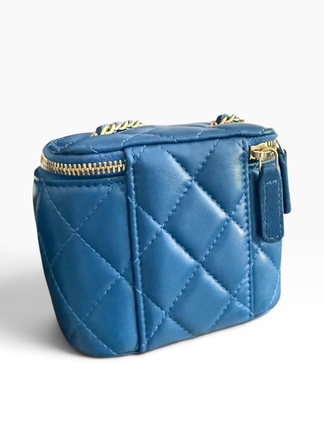 CHANEL Pearl Crush Mini Vanity Bag mit verstellbarer Kette in der Farbe Blau.