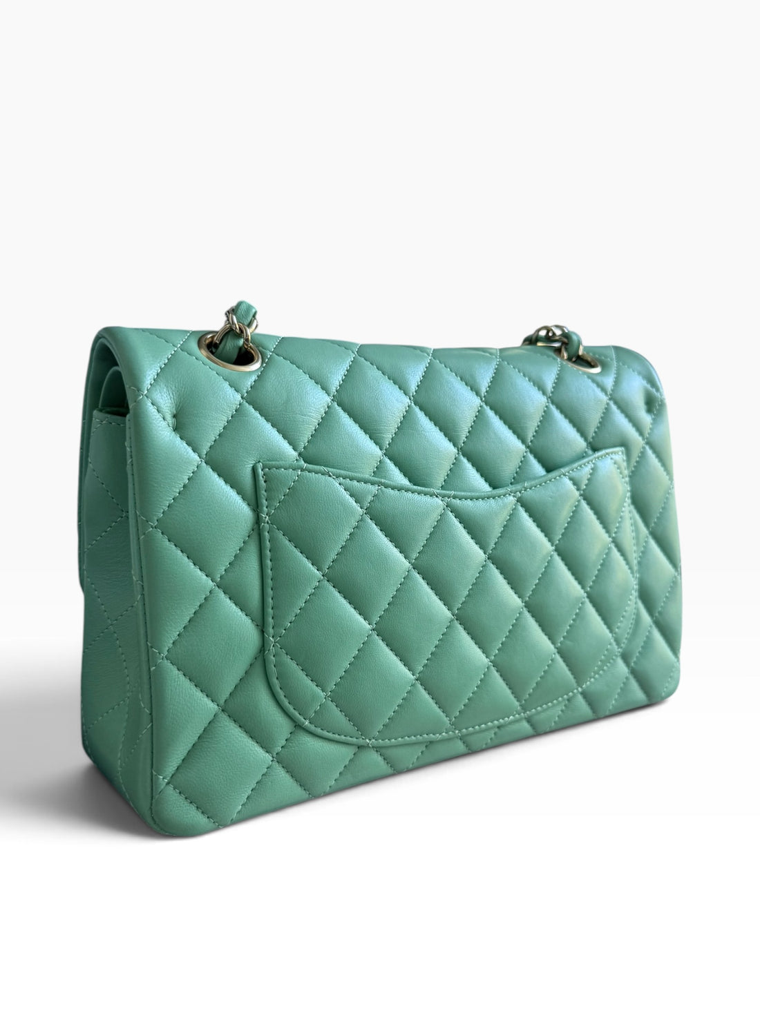 Chanel Classic Timeless Double Flap Bag in small aus weichem Lammleder in der Farbe Pastellgrün/Mintgrün.