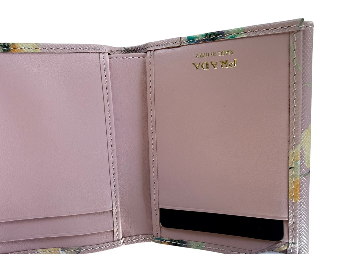 Prada Portemonnaie aus Saffiano Leder mit zartem Blumenmuster