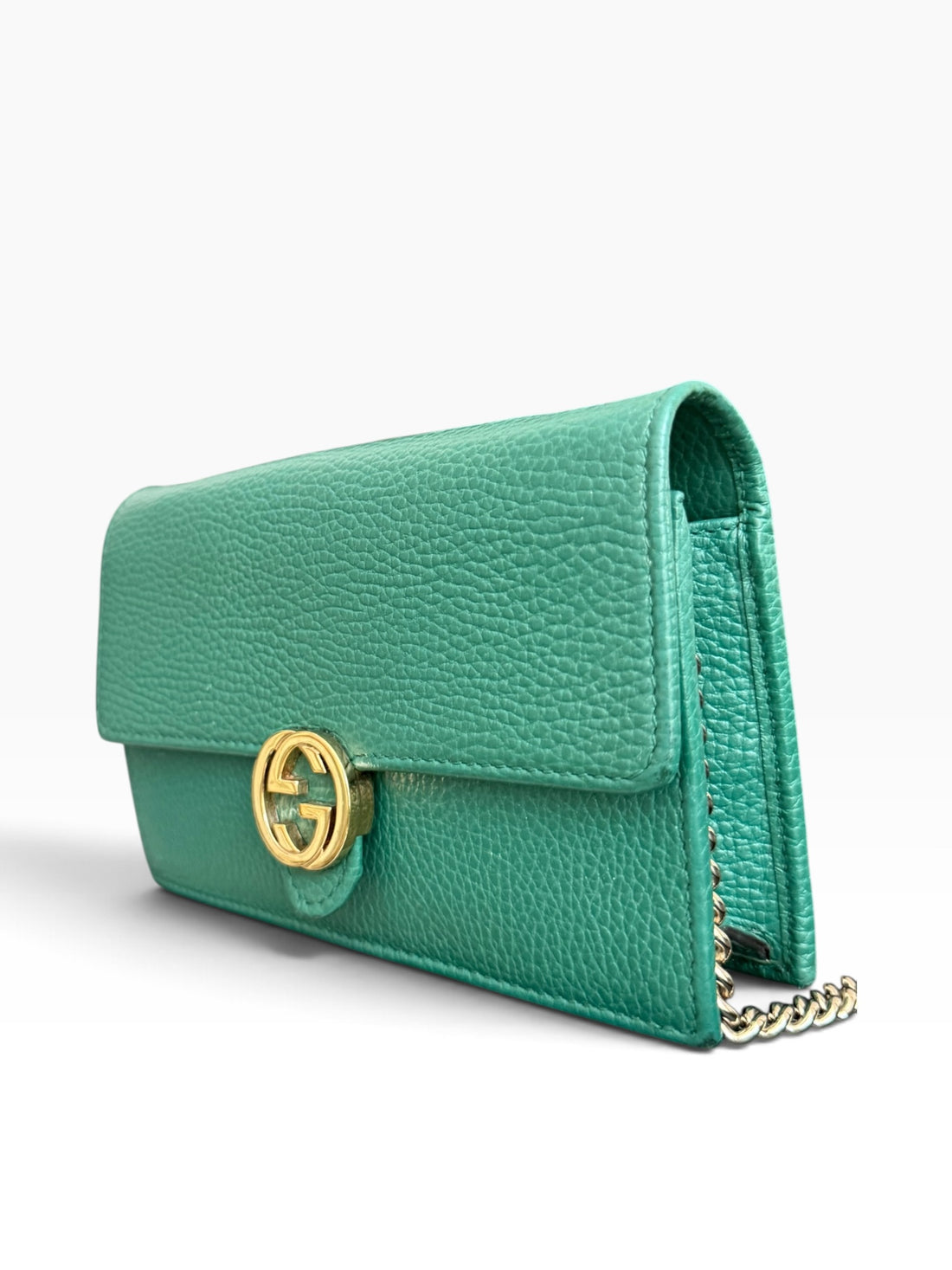 Gucci Interlocking G Dollar Wallet on Chain aus genarbtem Kalbsleder in der Farbe Tannengrün mit goldfarbenem Doppel-G-Logo und Kettenriemen.