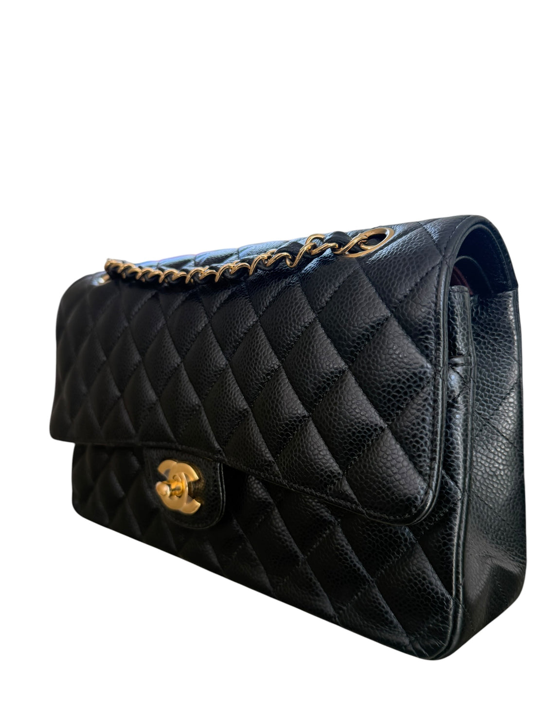 CHANEL Medium Classic Double Flap Bag aus schwarzem Kaviarleder und goldfarbener Hardware. Bordeauxfarbenes Innenfutter