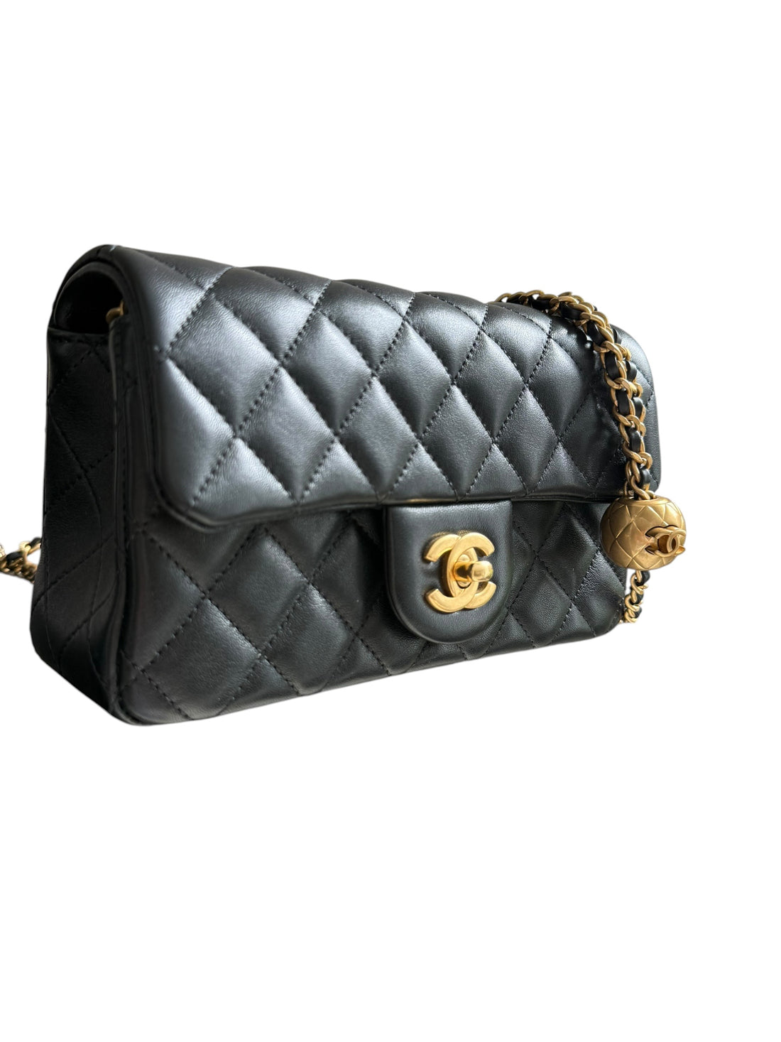 Chanel Pearl Crush Mini Flap Bag ist aus schwarzem Lammleder und zeichnet sich durch goldene Hardware sowie eine verstellbare Kette mit einer ikonischen Perlenkugel aus.