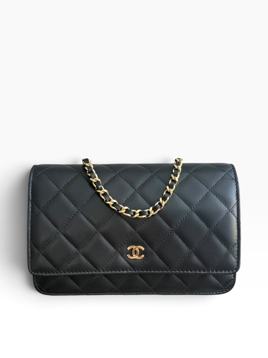 CHANEL WOC Wallet on Chain aus schwarzem Lammleder und goldfarbener Hardware