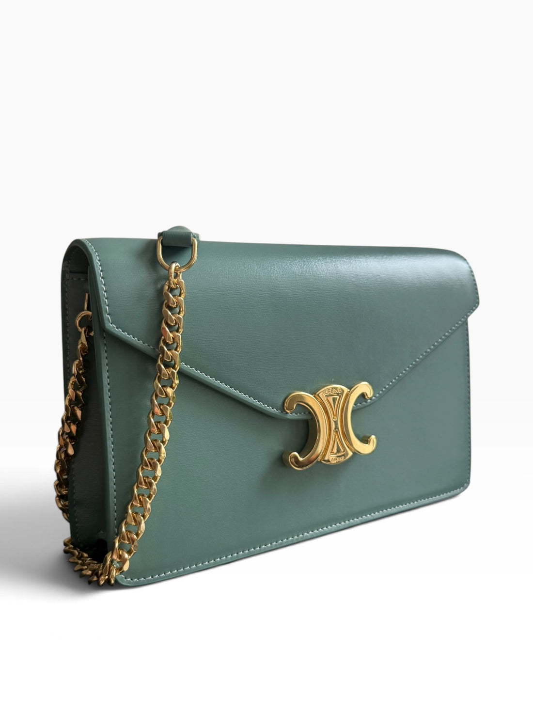 CELINE Wallet on Chain Margo in der Farbe Celadon mit abnehmbarer Schulterkette.