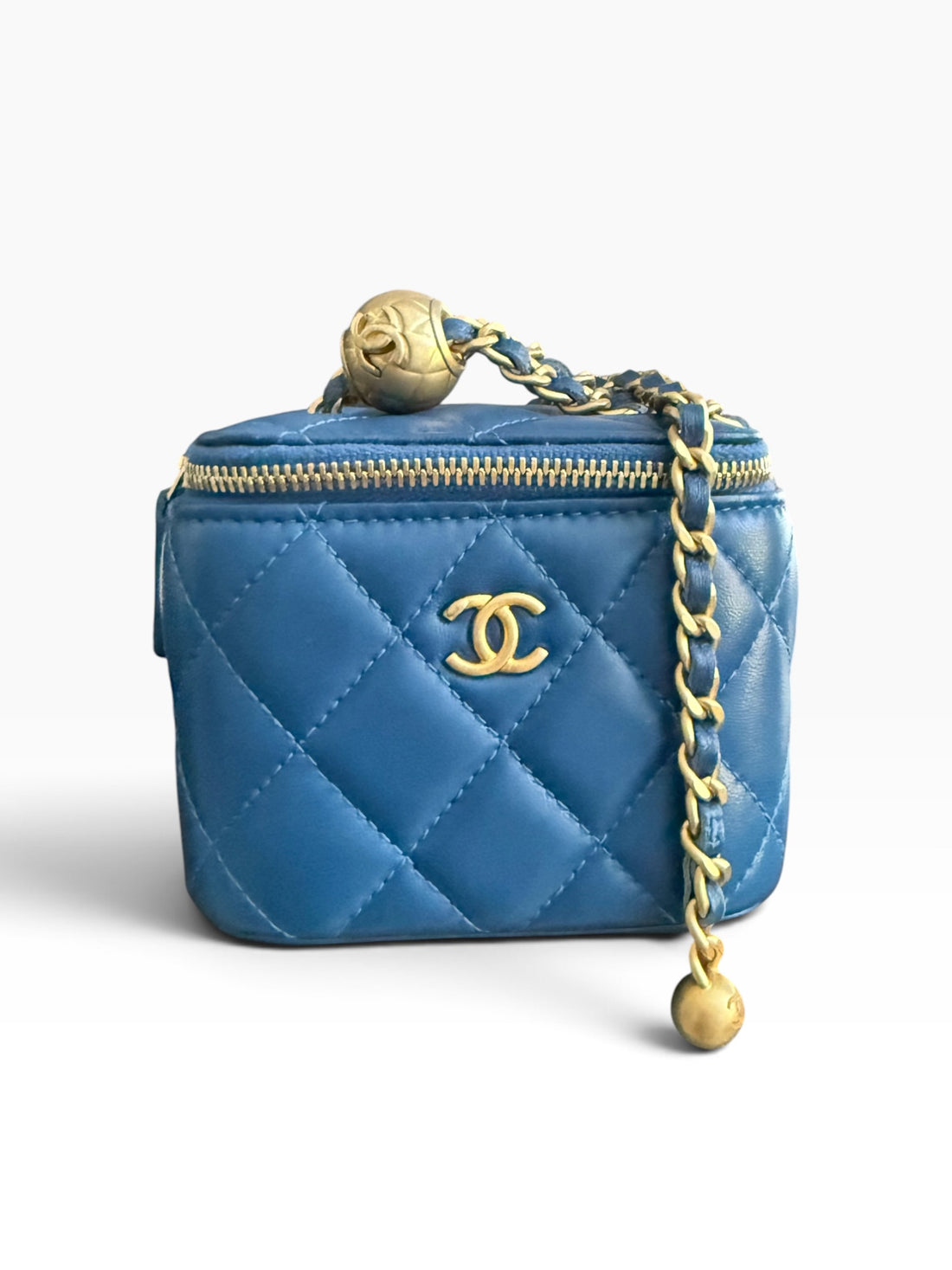 CHANEL Pearl Crush Mini Vanity Bag mit verstellbarer Kette in der Farbe Blau.