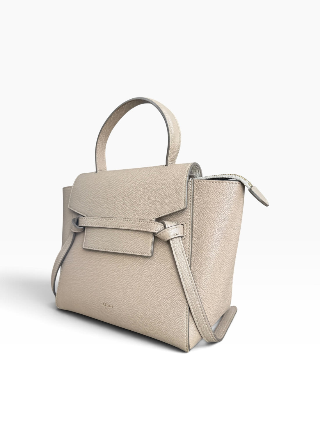Celine Nano Belt Bag aus genarbtem Kalbsleder im Farbton Light Taupe.