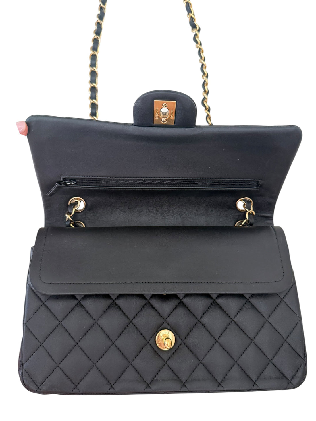 CHANEL Medium Classic Double Flap Bag aus schwarzem Lammleder und goldfarbener Hardware