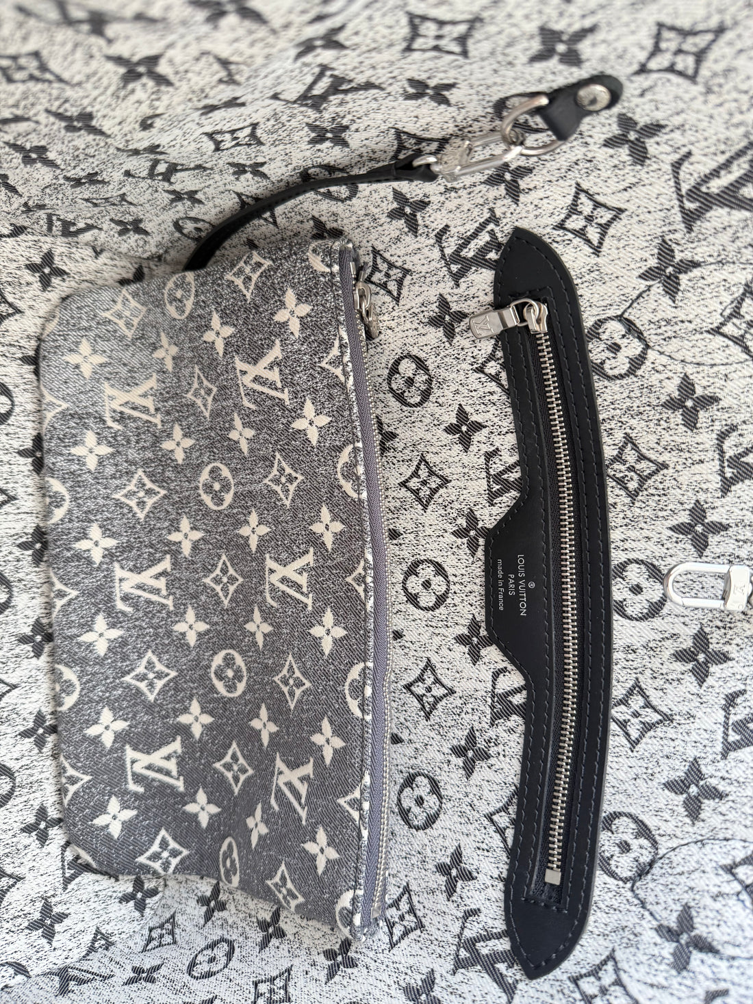 Louis Vuitton Neverfull MM Denim Monogram Jaquard in grau-schwarz
