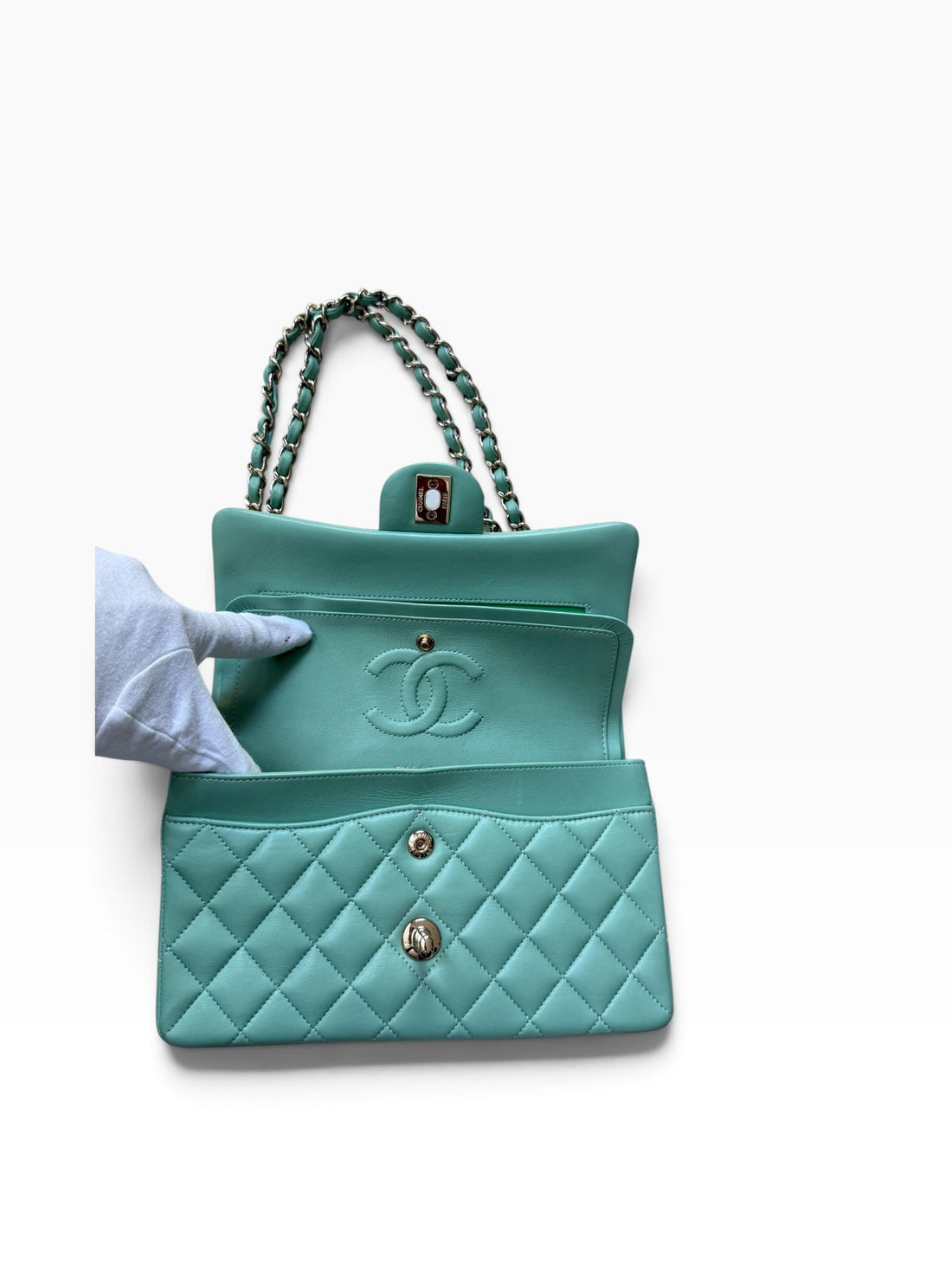 Chanel Classic Timeless Double Flap Bag in small aus weichem Lammleder in der Farbe Pastellgrün/Mintgrün.
