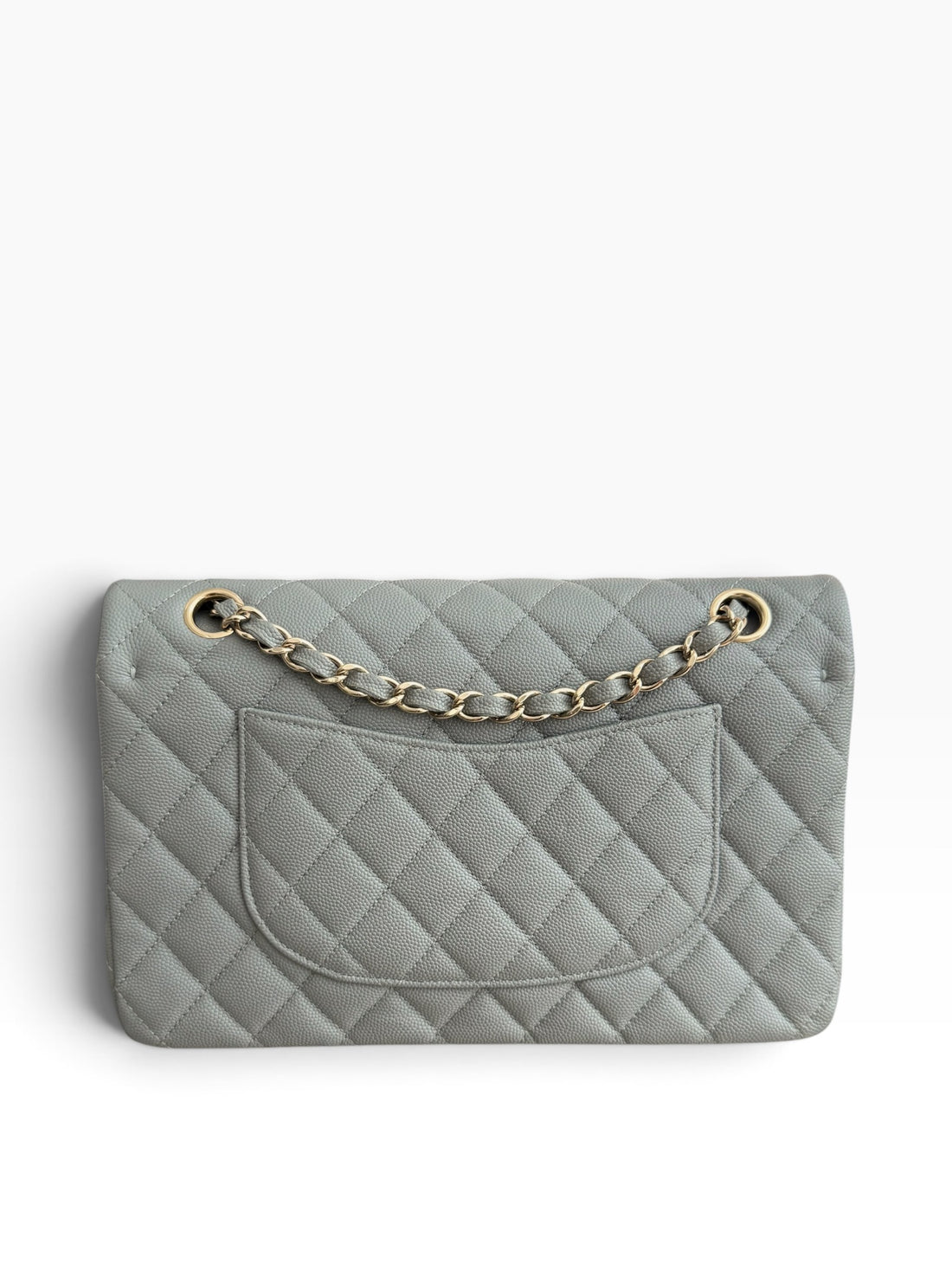 CHANEL Medium Classic Double Flap Bag aus grauem Kaviarleder (Kalbsleder) und goldfarbener Hardware.