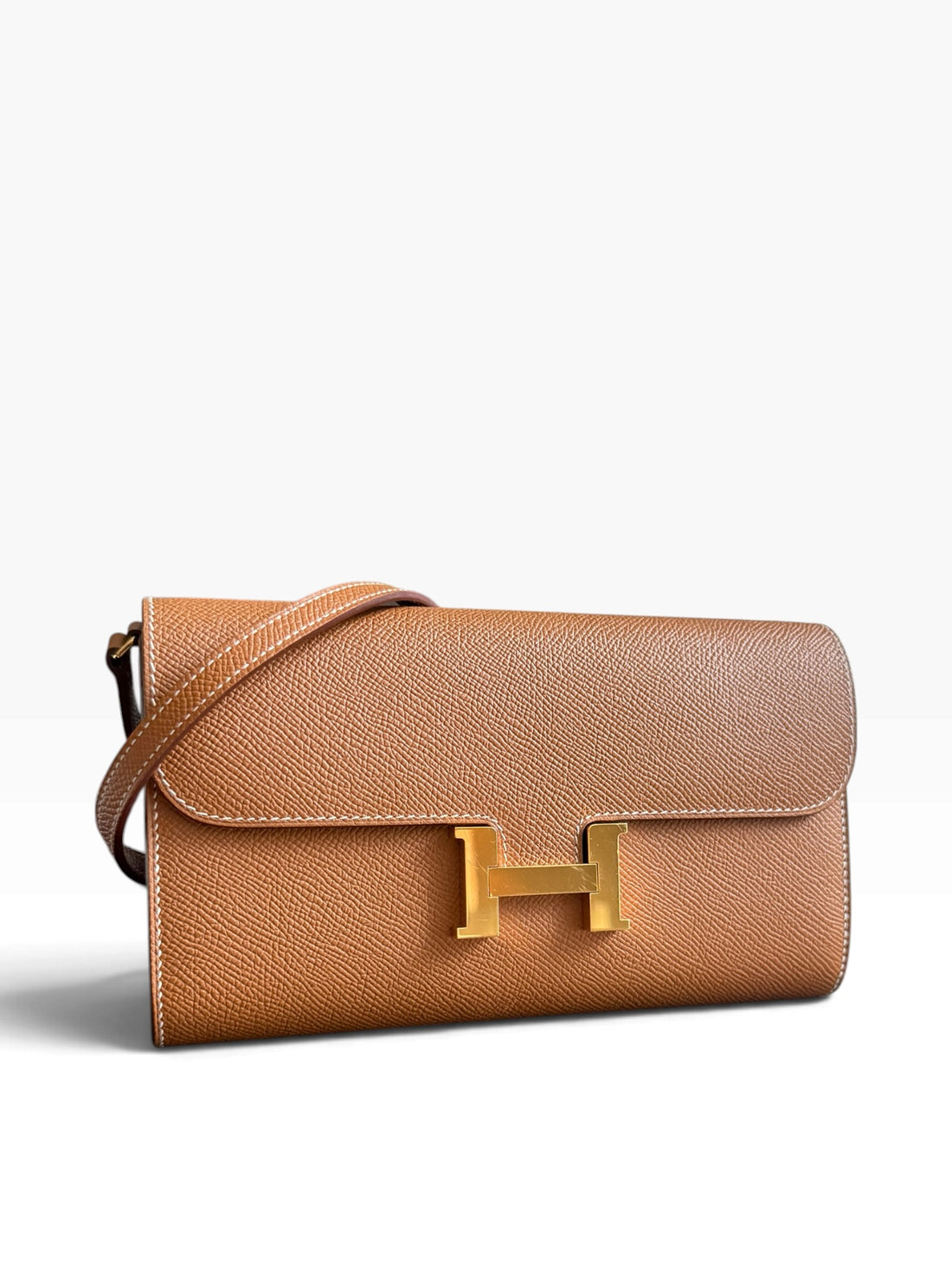 HERMÈS Constance to Go in der Farbe Gold.