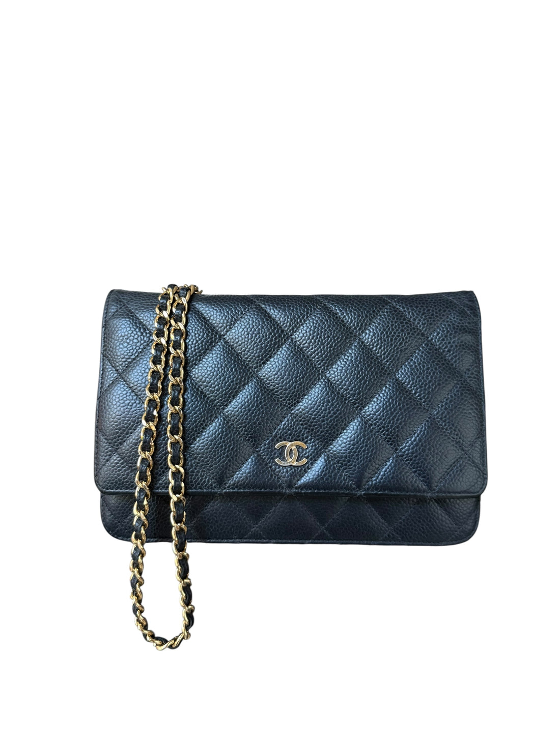 CHANEL WOC Wallet on Chain aus schwarzem Kaviarleder und goldfarbener Hardware.