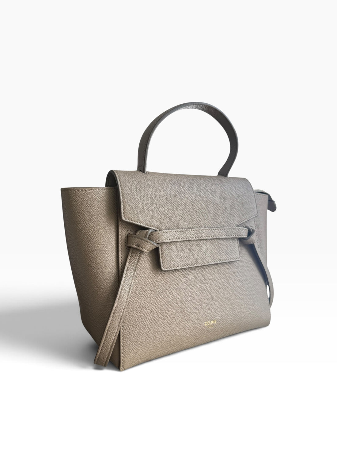 Celine Nano Belt Bag aus genarbtem Kalbsleder im Farbton Light Taupe.