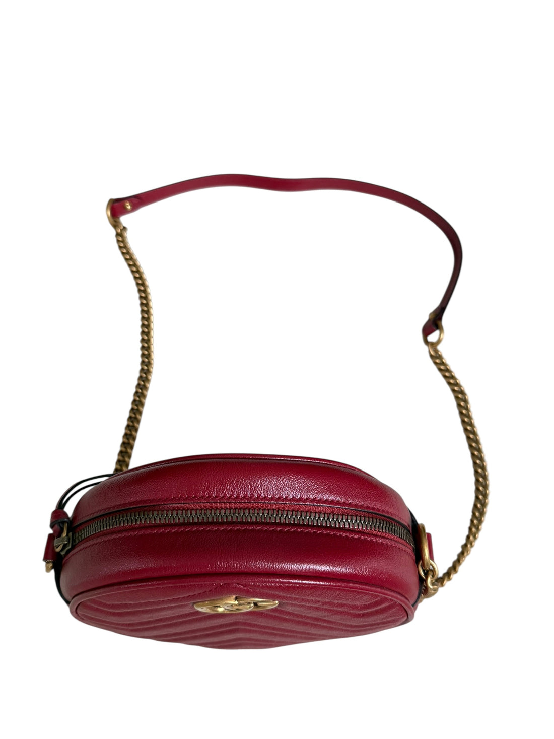 Gucci GG Marmont Metalasse Umhängetasche aus Leder in der Farbe dunkelrot.