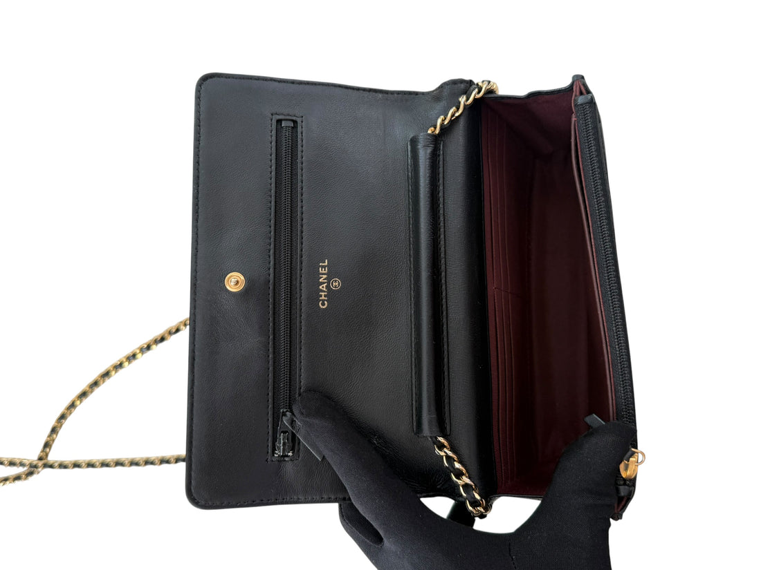 CHANEL WOC Wallet on Chain aus schwarzem Lammleder und goldfarbener Hardware.