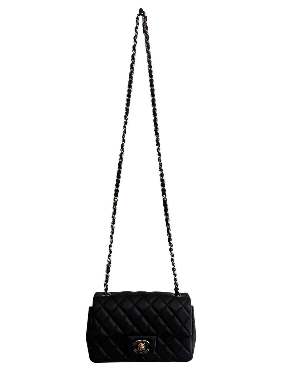 Chanel Mini Rectangular Classic Flap aus schwarzem Lamm-Leder mit light-goldfarbener Hardware ist eine zeitlose Ikone der Modegeschichte