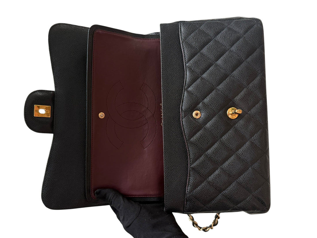Chanel Classic Timeless Jumbo Double Flap Bag aus schwarzem Caviarleder (genarbtes Kalbsleder) mit goldfarbener Hardware.