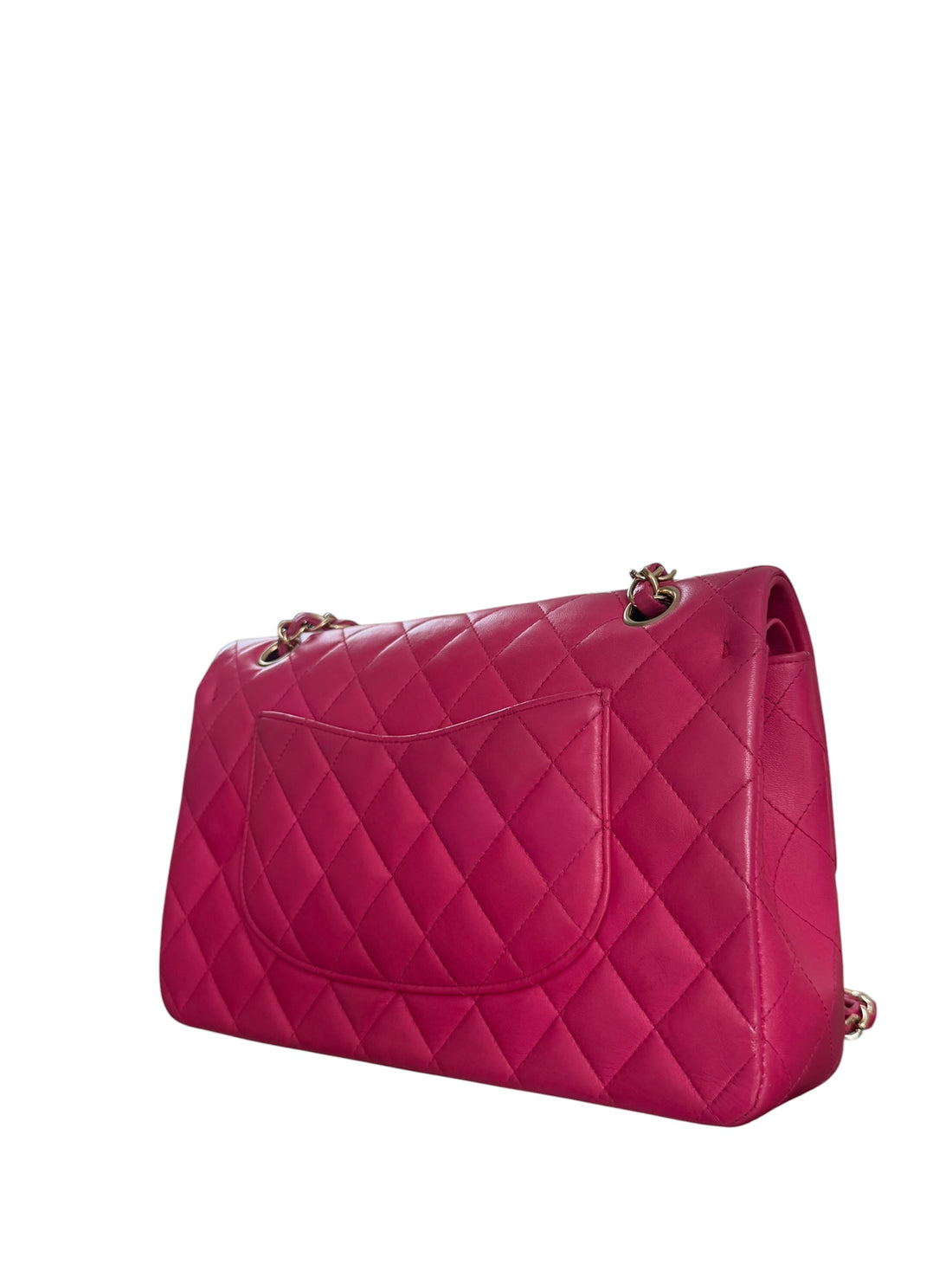 CHANEL Medium Classic Double Flap Bag aus Lammleder und goldfarbener Hardware.