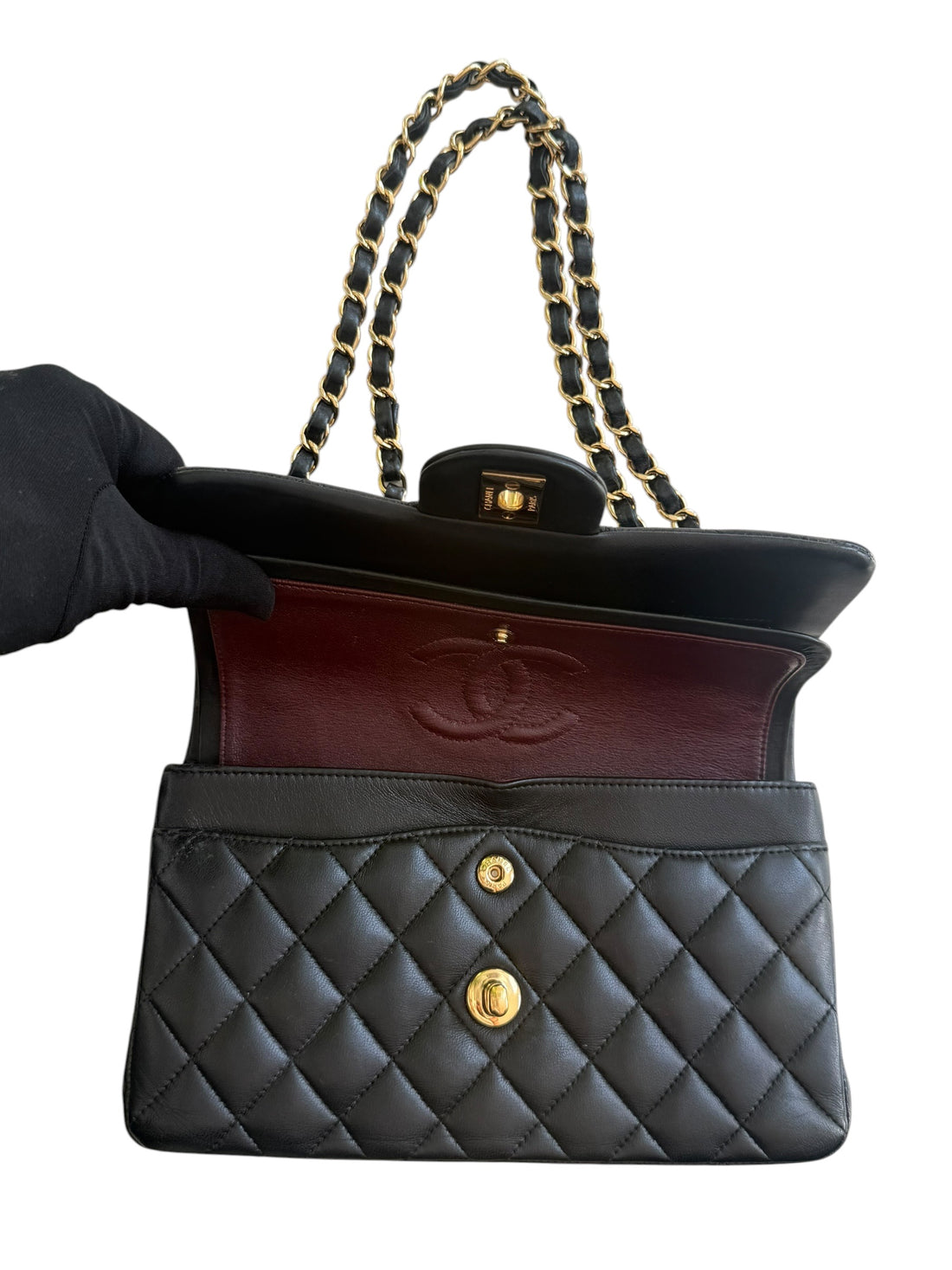 Chanel Small Classic Double Flap Bag aus schwarzem Lammleder und goldfarbener Hardware. Bordeauxfarbenes Innenfutter.
