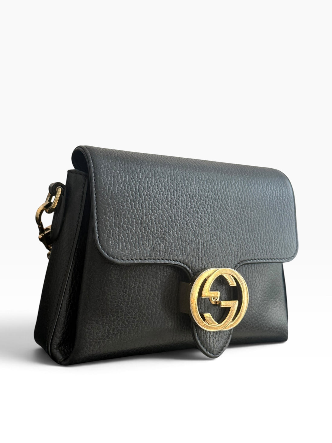 Gucci Interlocking G Umhängetasche aus genarbtem schwarzem Leder mit goldfarbenen Beschlägen.