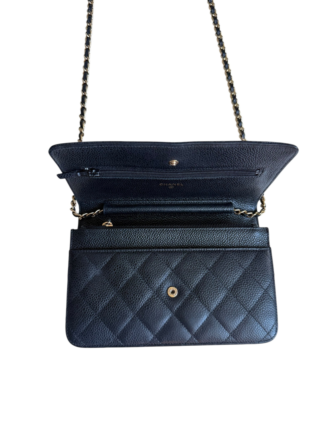 CHANEL WOC Wallet on Chain aus schwarzem Kaviarleder und goldfarbener Hardware.