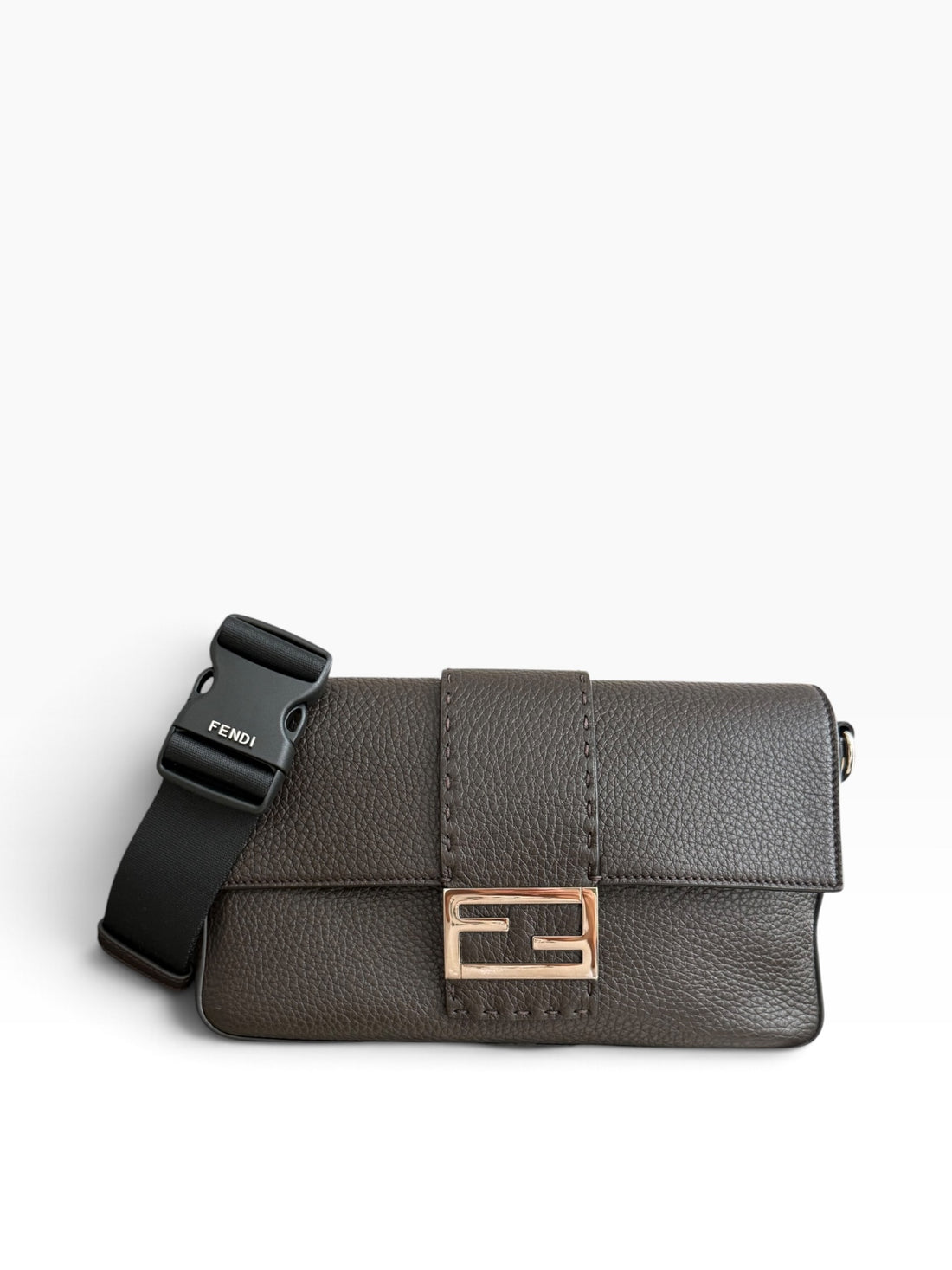 FENDI Baguette Bag aus braunem genarbtem Rindsleder.