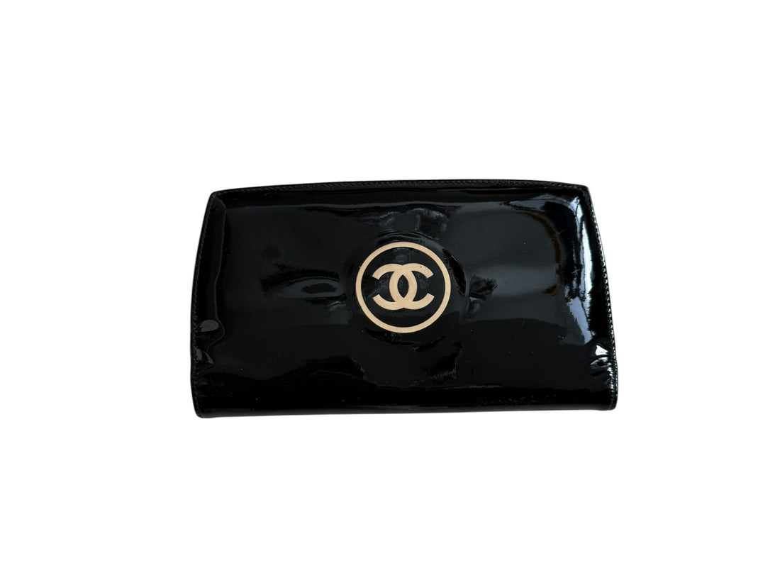 Chanel Geldbörse aus Lackleder in der Farbe schwarz.
