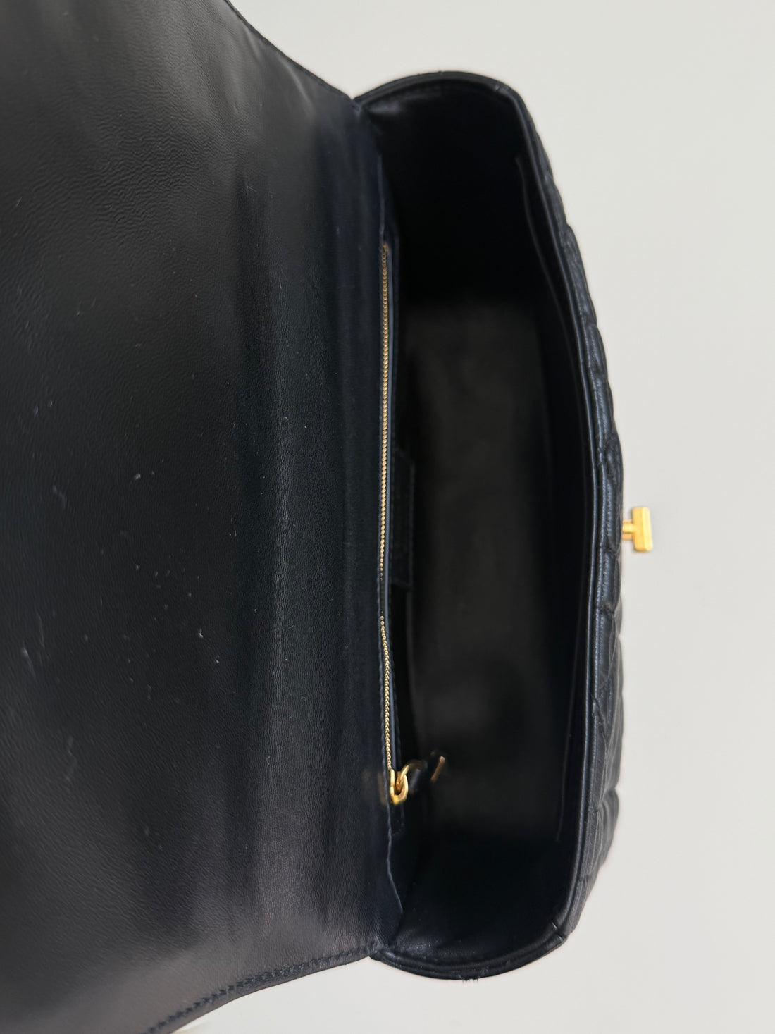 Dior Caro Medium in Macrocannage Lammleder in der Farbe Schwarz