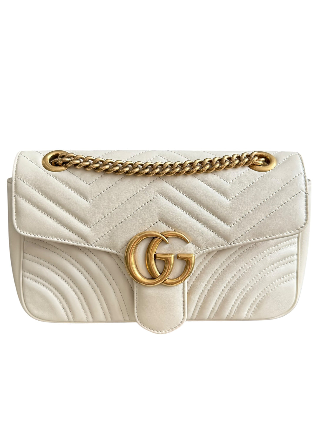 Gucci Marmont Schultertasche in der Farbe Creme mit goldfarbener Hardware.