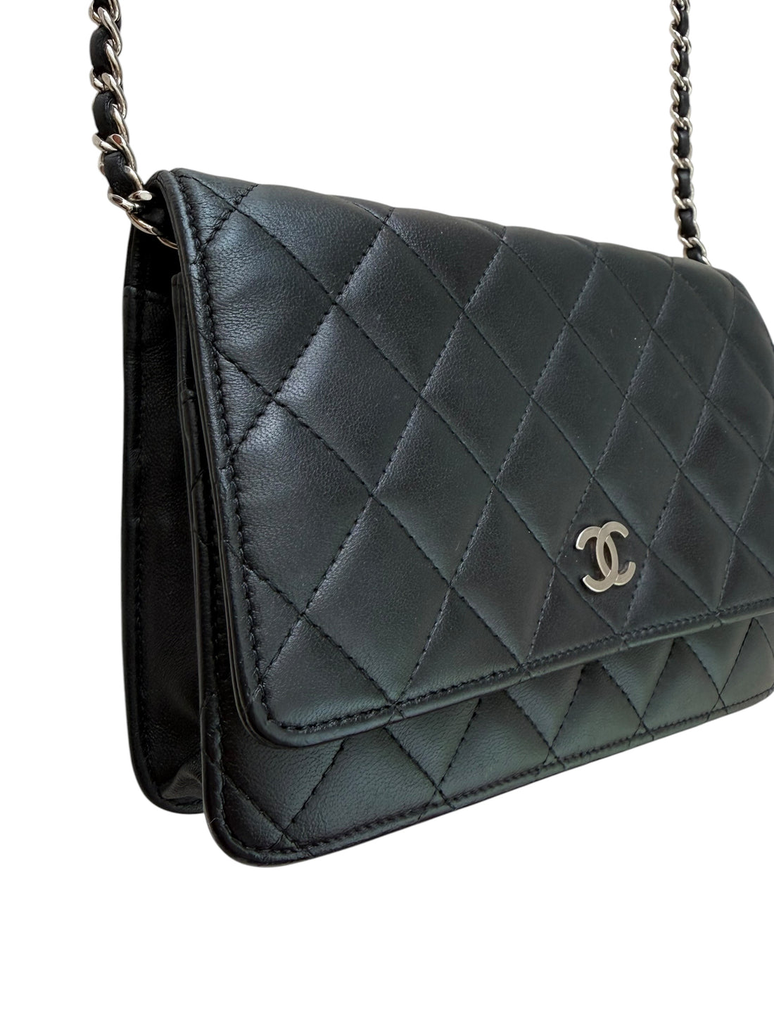 CHANEL WOC Wallet on Chain aus schwarzem Lammleder und silberfarbener Hardware.