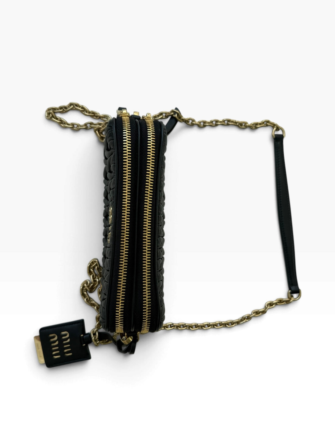 MIU MIU Matelassé-Nappaleder-Schultertasche mit der charakteristischer Steppung und goldfarbenem Logo.
