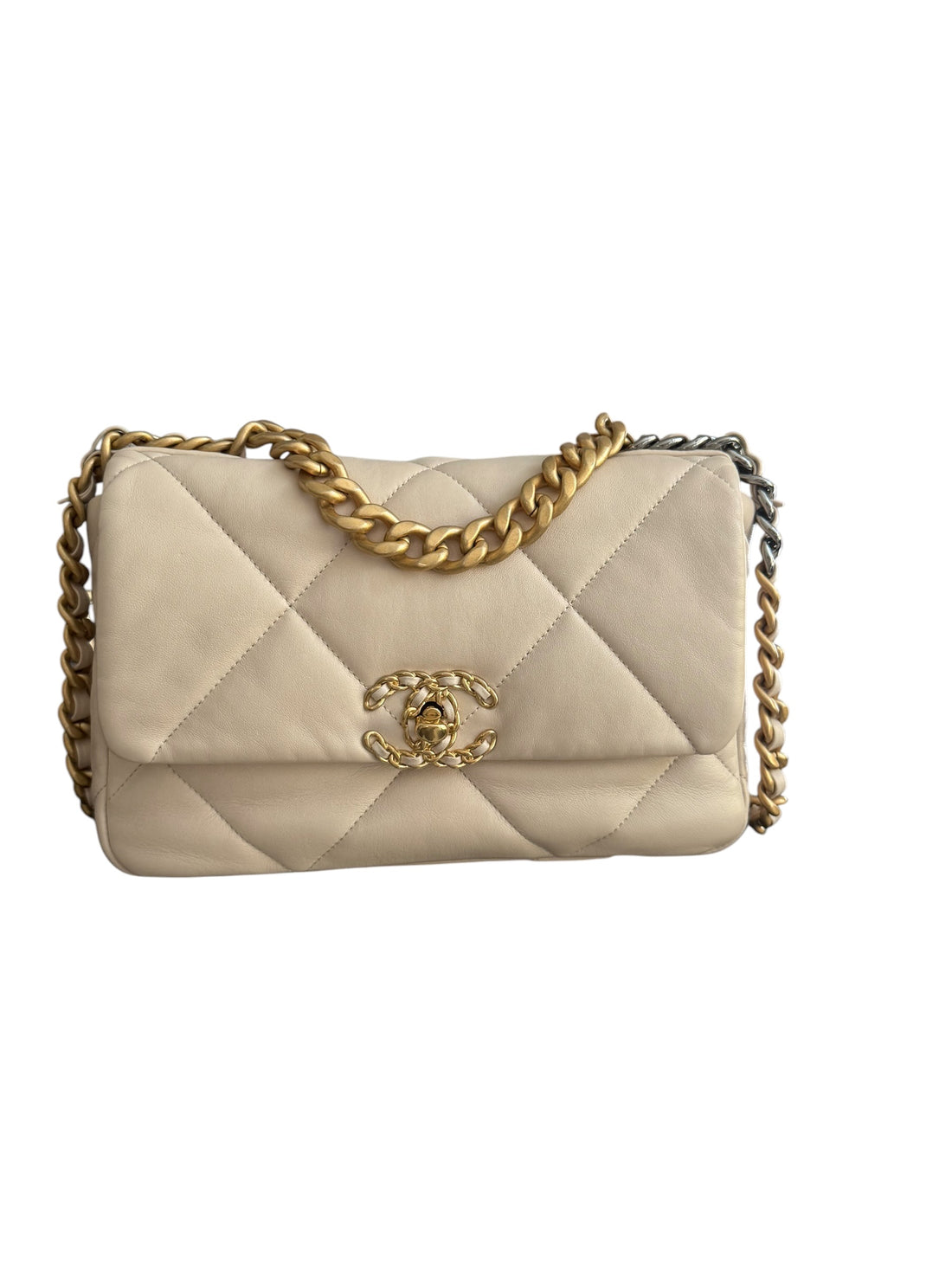 Chanel 19 small in der Farbe light-beige aus weichem Lammleder mit Gold- Silber- Rutheniumfarbenem Metall.