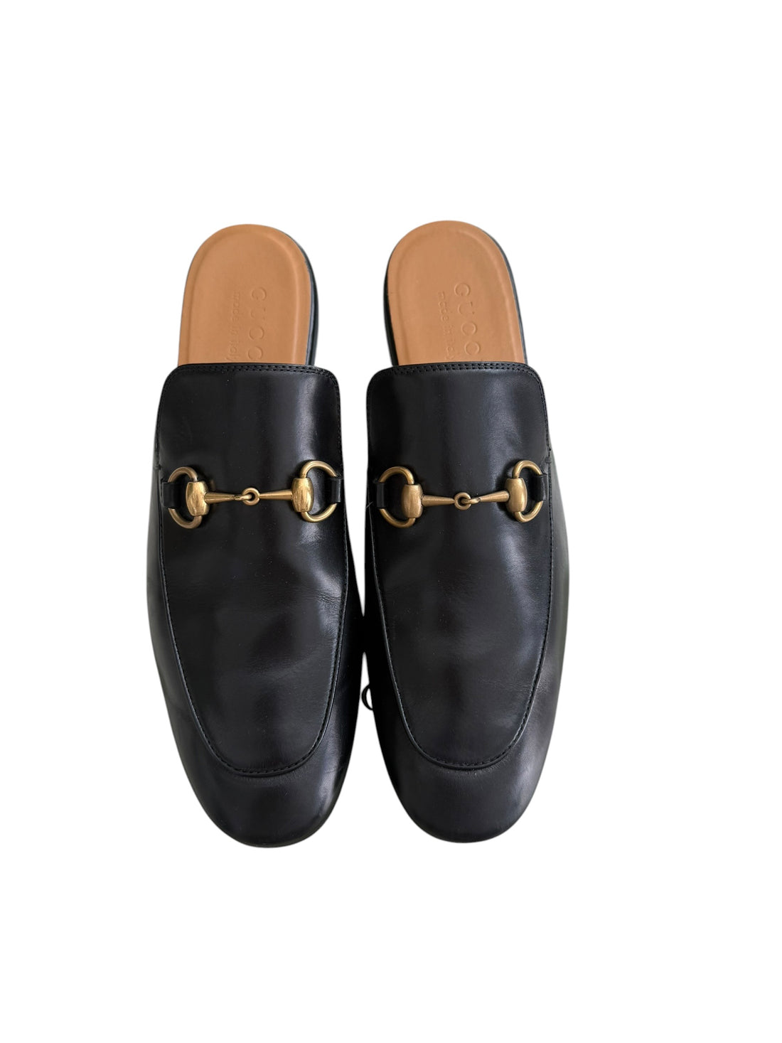 Die Gucci Loafer Mules Modell Princetown zeichnen sich durch ein ikonisches, goldfarbenes Horsebit-Detail aus