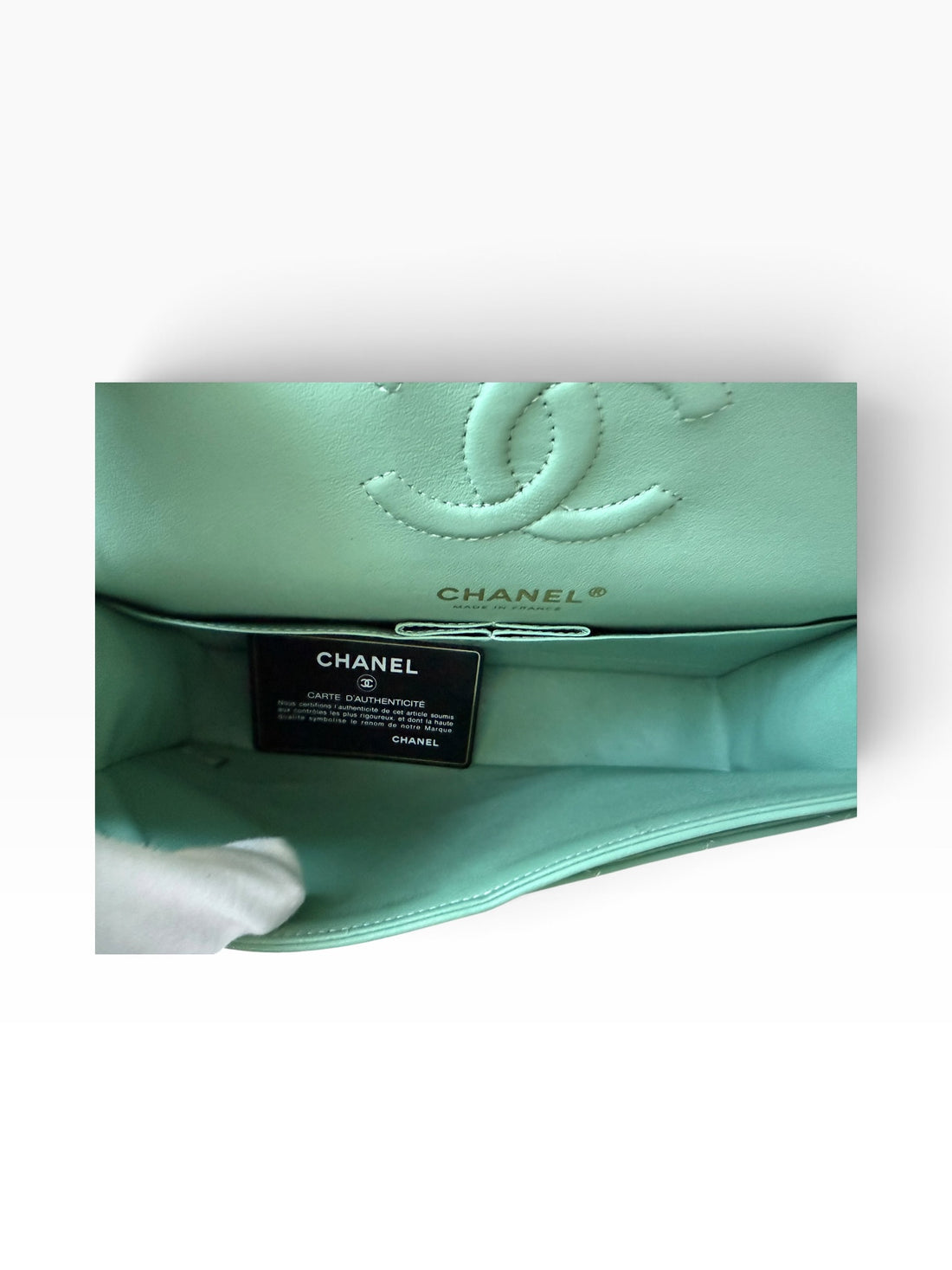 Chanel Classic Timeless Double Flap Bag in small aus weichem Lammleder in der Farbe Pastellgrün/Mintgrün.