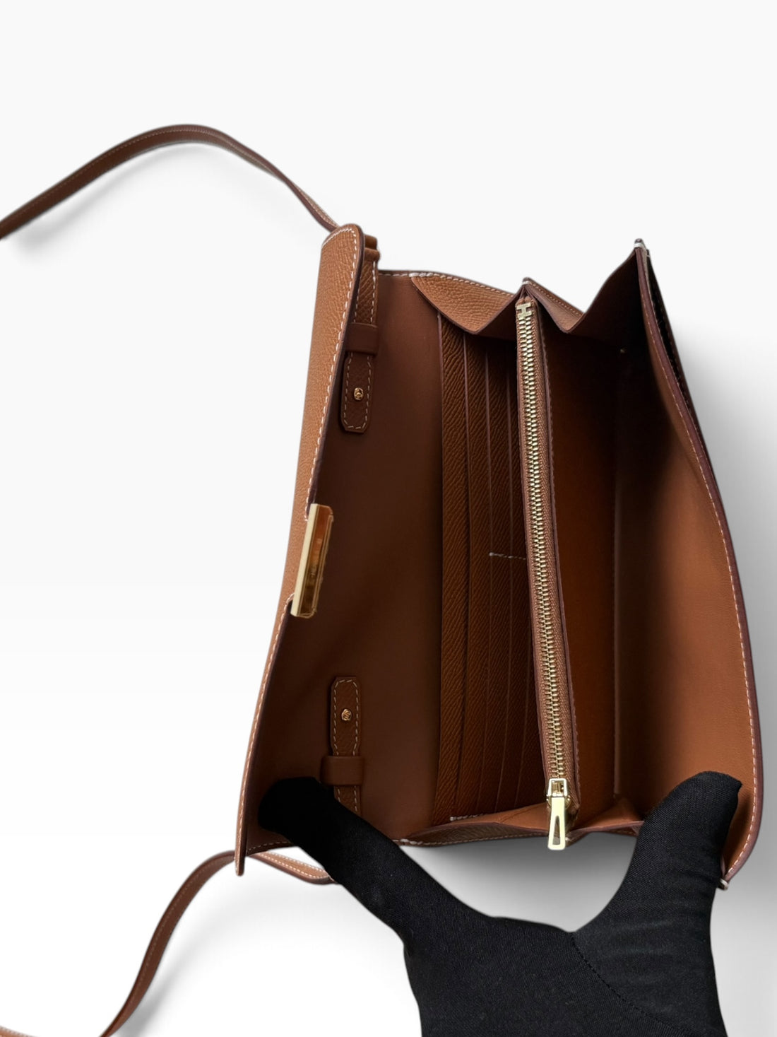 HERMÈS Constance to Go in der Farbe Gold.