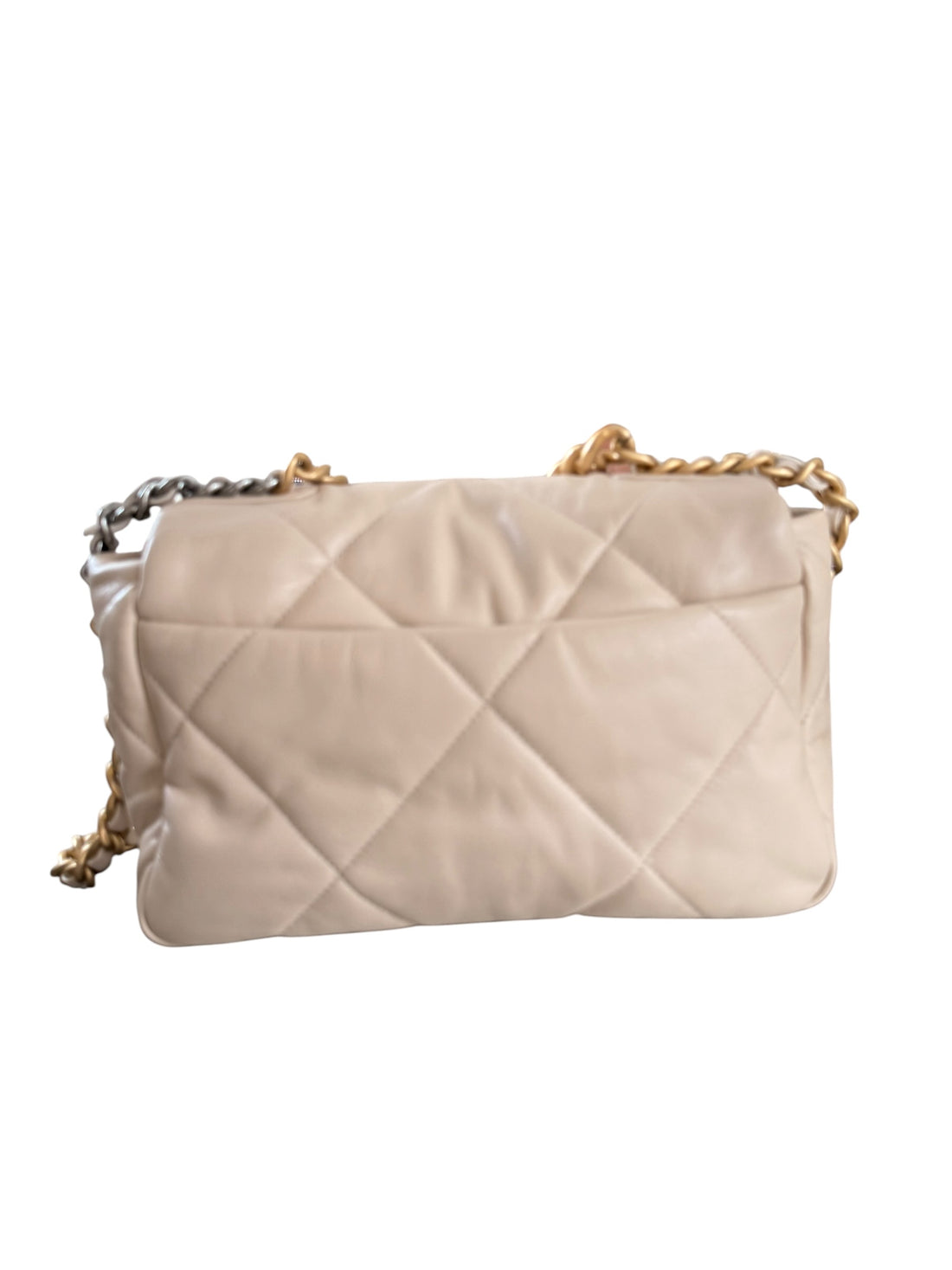 Chanel 19 small in der Farbe light-beige aus weichem Lammleder mit Gold- Silber- Rutheniumfarbenem Metall