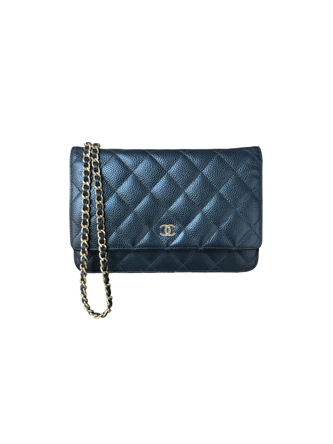 CHANEL WOC Wallet on Chain aus schwarzem Kaviarleder und goldfarbener Hardware.