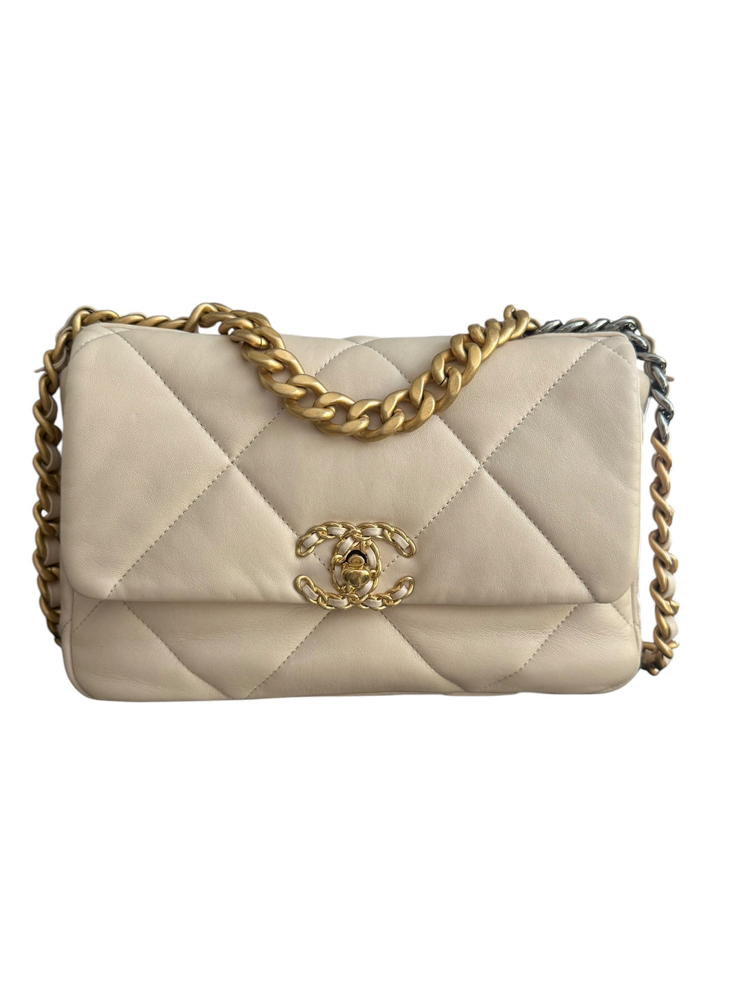 Chanel 19 small in der Farbe light-beige aus weichem Lammleder mit Gold- Silber- Rutheniumfarbenem Metall.
