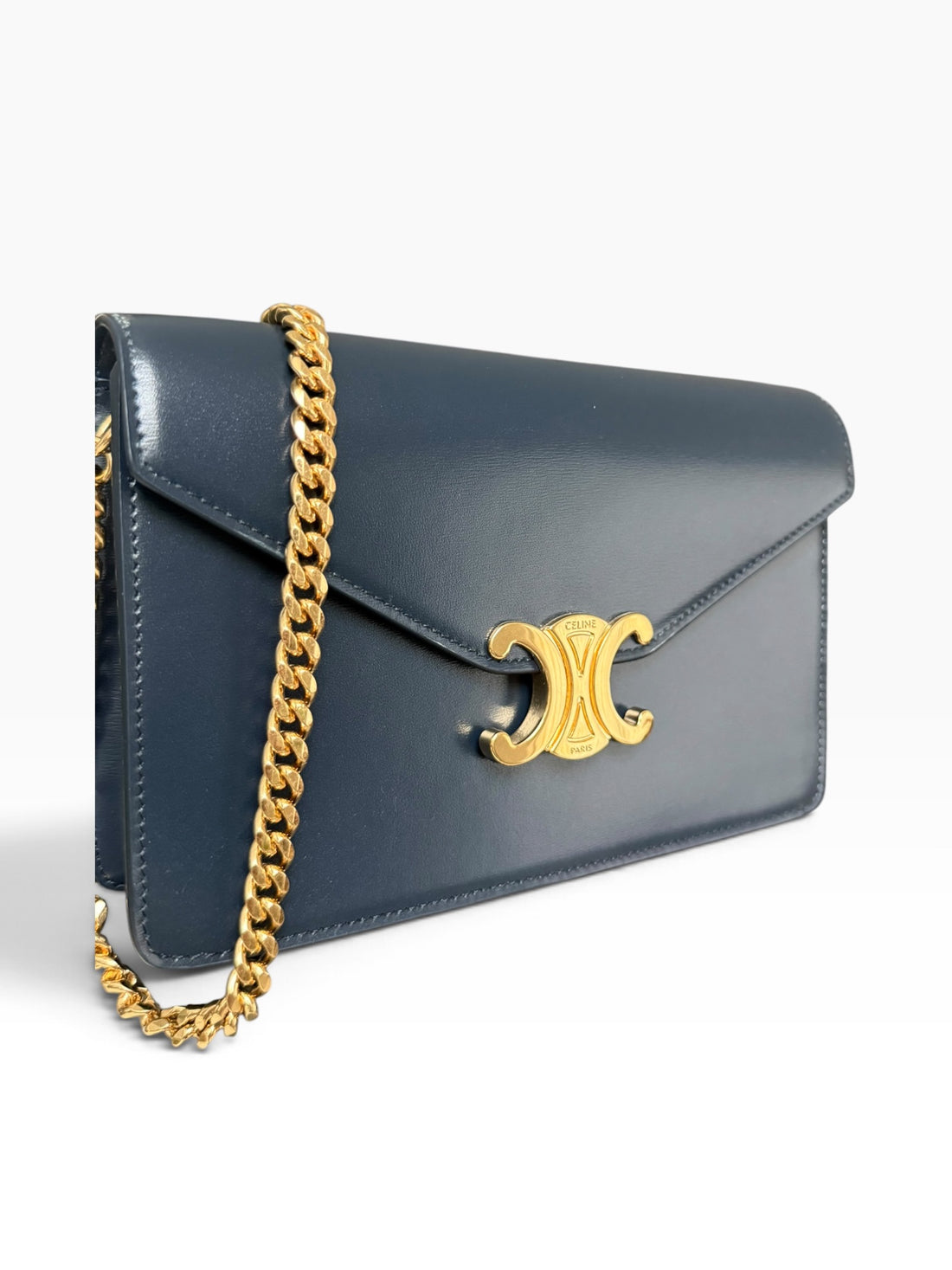 Portefeuille CELINE Wallet on Chain Margo couleur bleu marine avec chaîne d'épaule amovible.