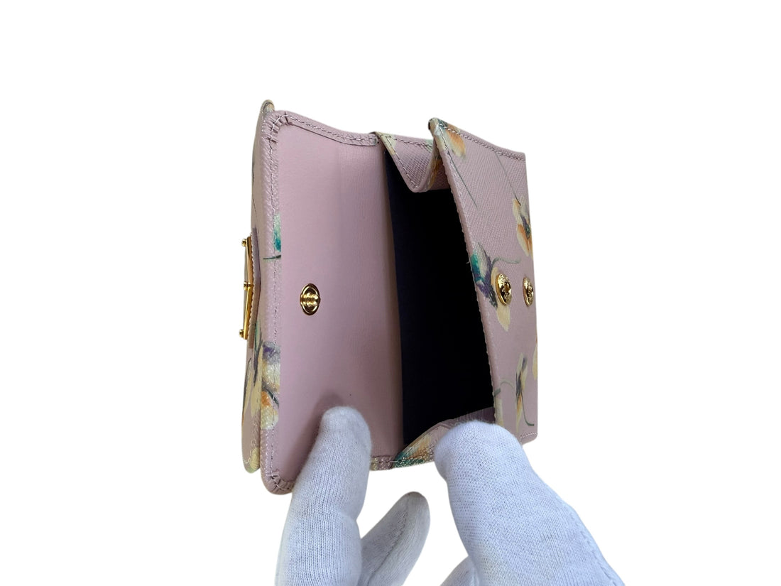 Prada Portemonnaie aus Saffiano Leder mit zartem Blumenmuster