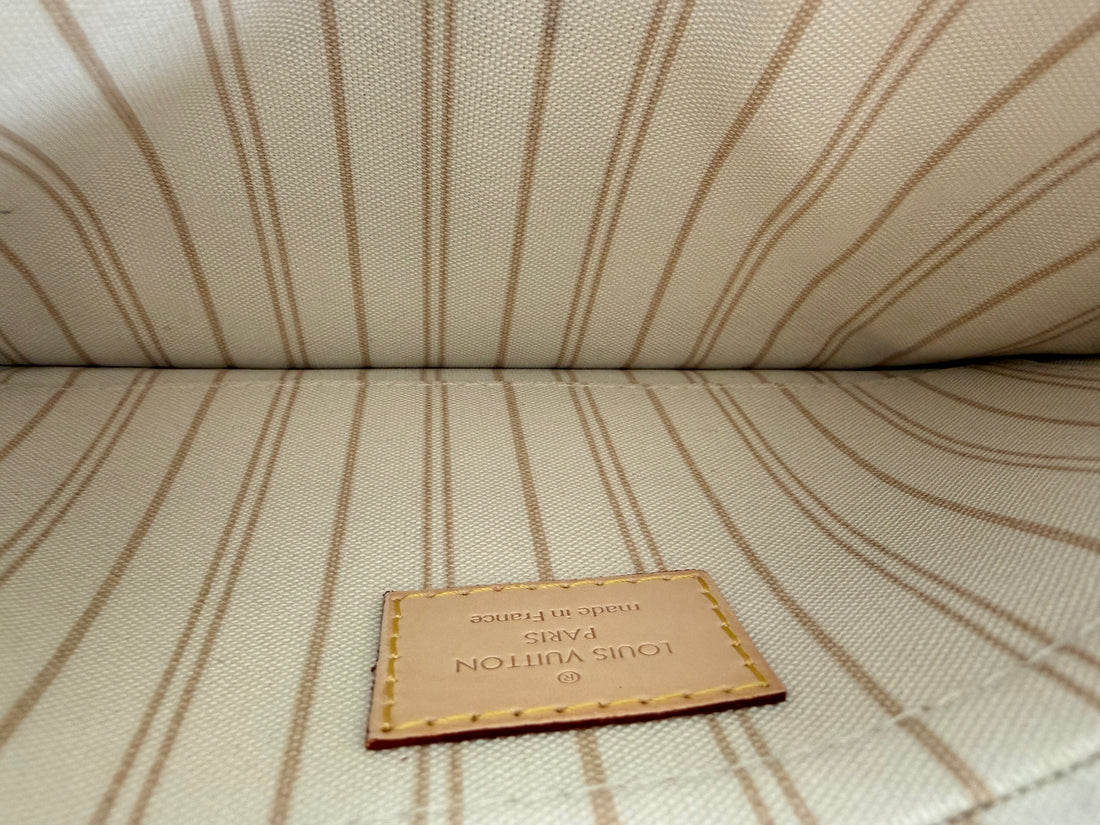 Louis Vuitton Pochette Canvas Damier Azur aus einer Neverfull.