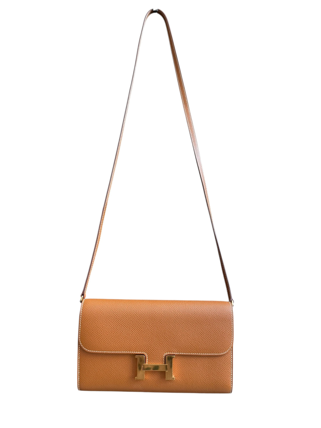 HERMÈS Constance to Go in der Farbe Gold. Jahr/Alter: 2024 Stamp: W.… Epsomleder.