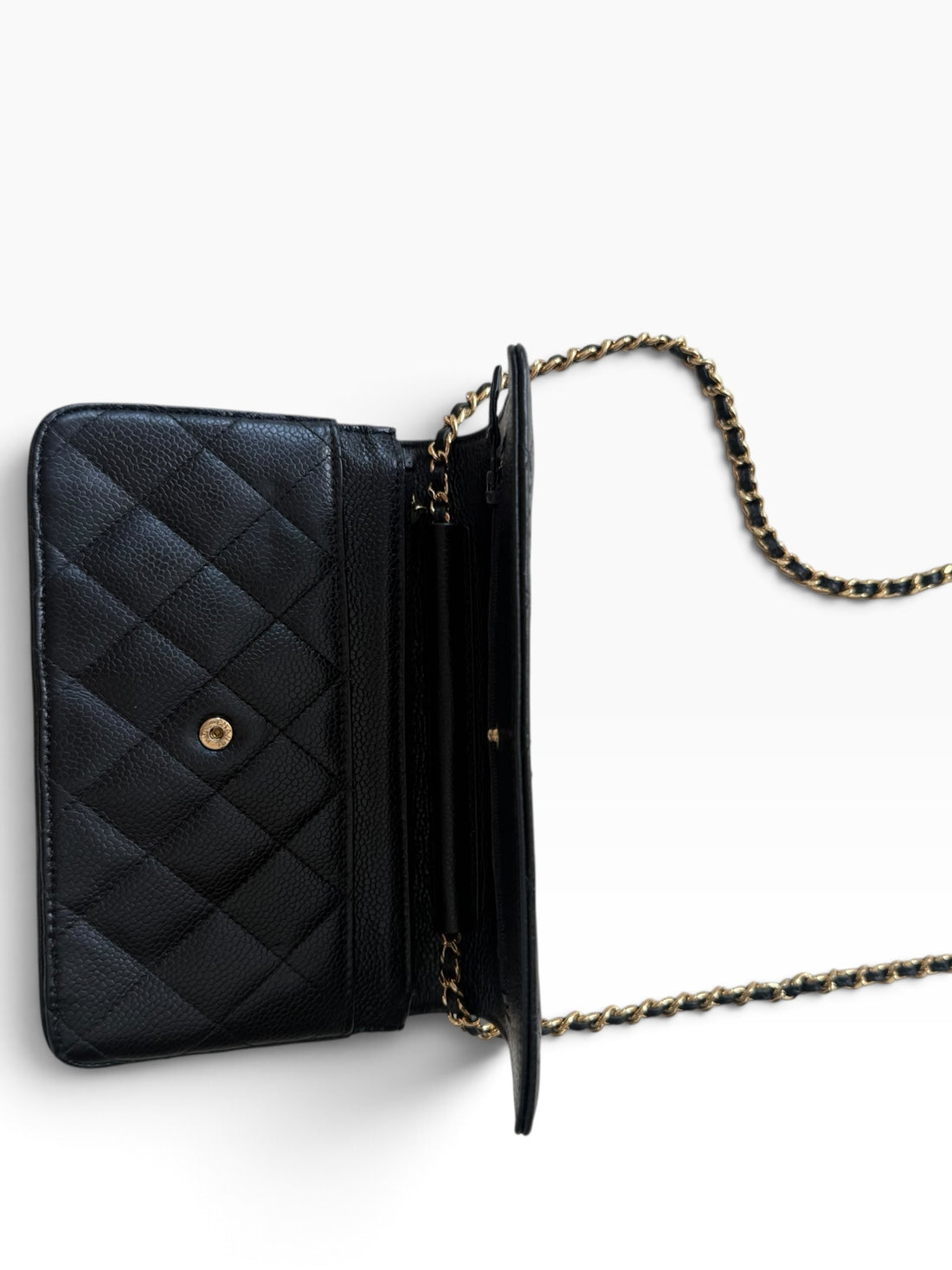 CHANEL WOC Wallet on Chain aus schwarzem genarbtem und glänzendem Kalbsleder und goldfarbener Hardware.