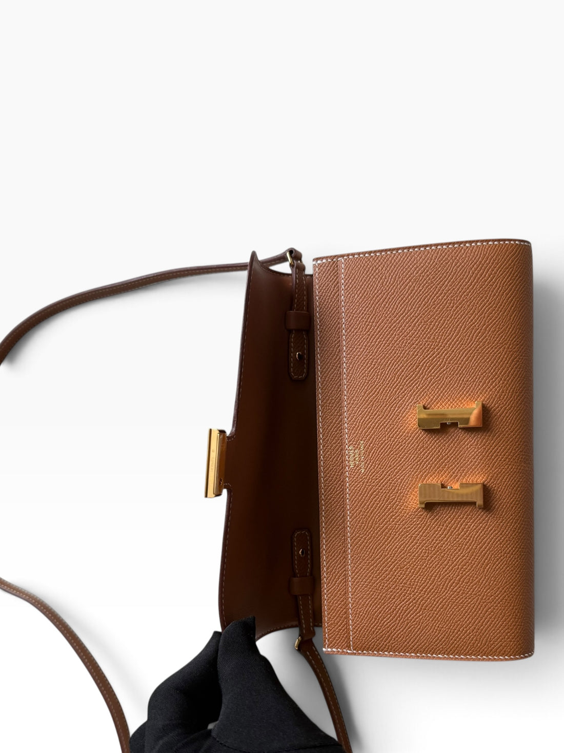 HERMÈS Constance to Go in der Farbe Gold.